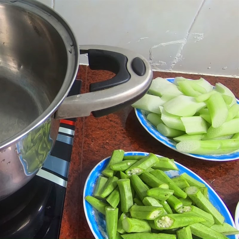 Bước 2 Sơ chế các nguyên liệu khác Canh chua đầu cá hồi với tôm