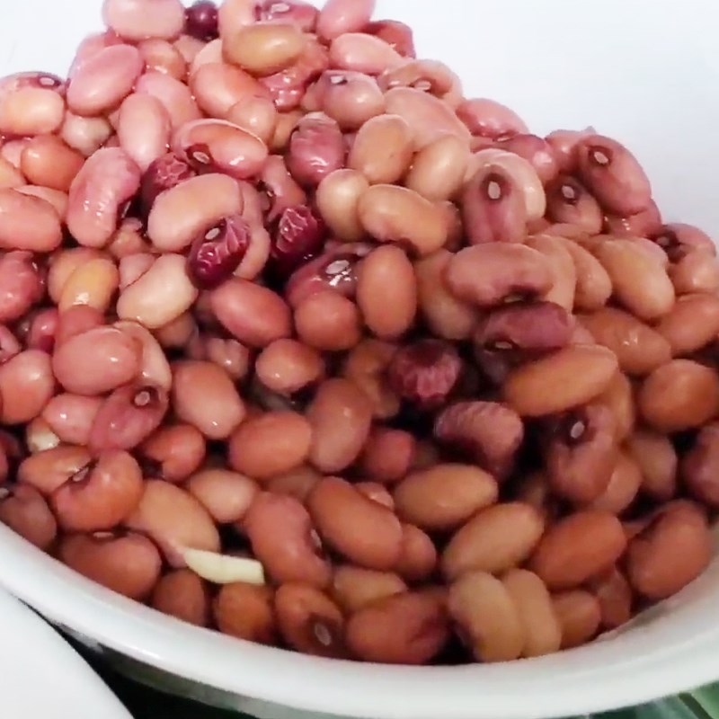 Bước 2 Sơ chế các nguyên liệu khác Gà hầm đậu đỏ