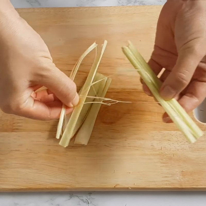 Bước 2 Sơ chế các nguyên liệu khác Gà chiên sả ớt với sả cọng
