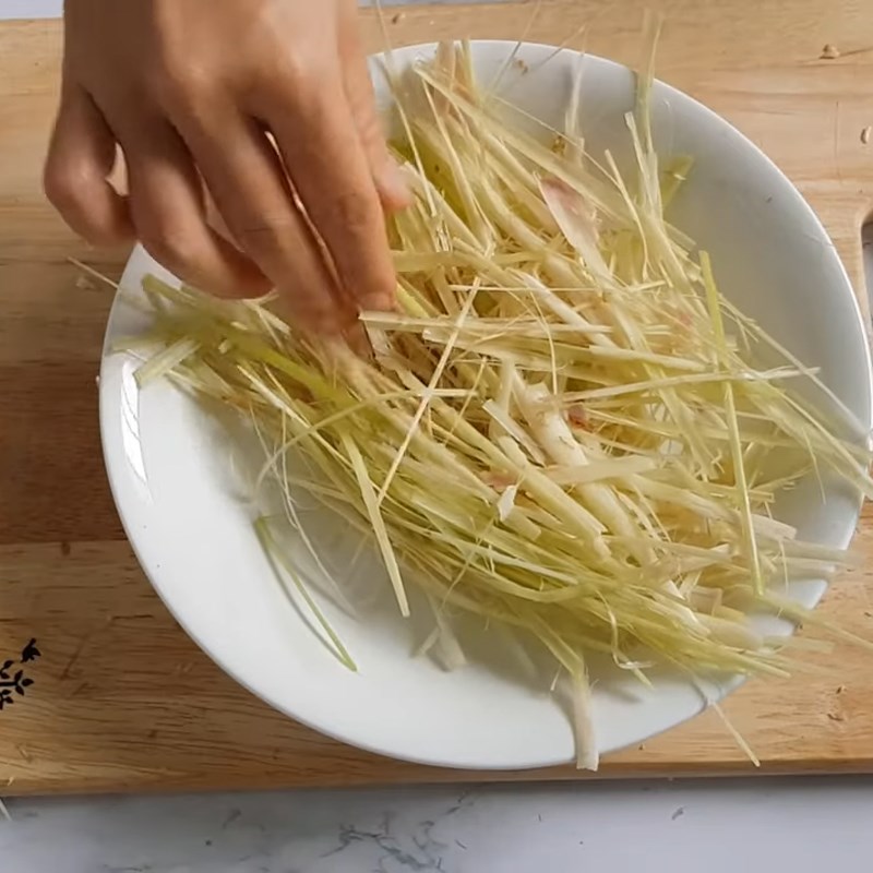 Bước 2 Sơ chế các nguyên liệu khác Gà chiên sả ớt với sả cọng