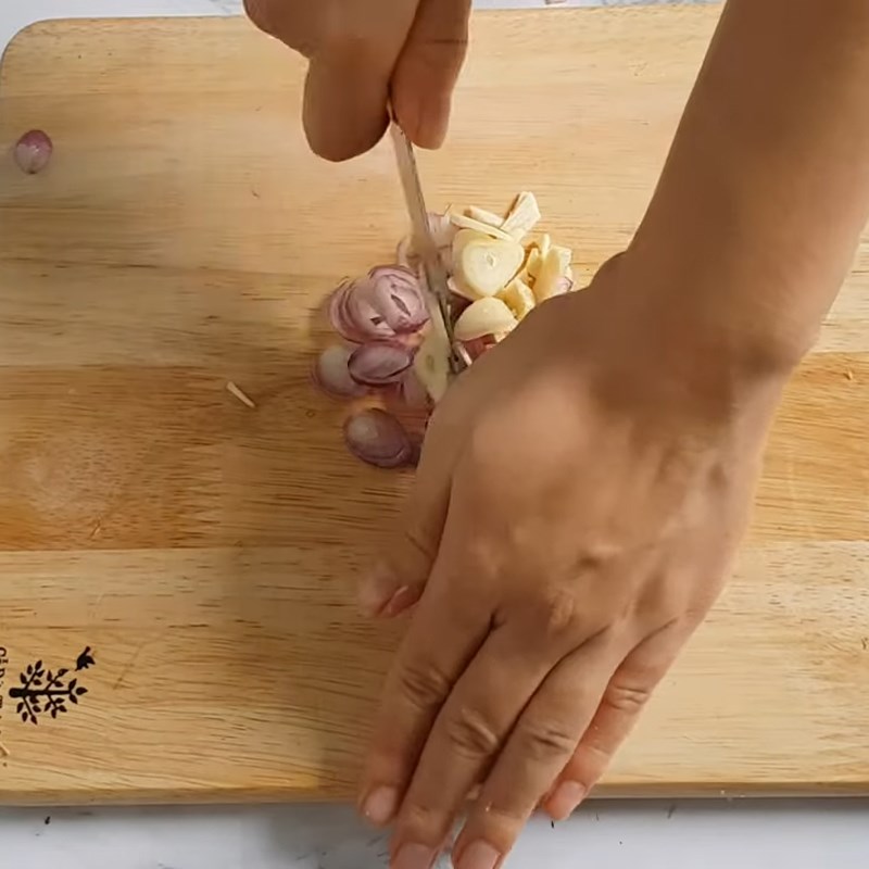 Bước 2 Sơ chế các nguyên liệu khác Gà chiên sả ớt với sả cọng