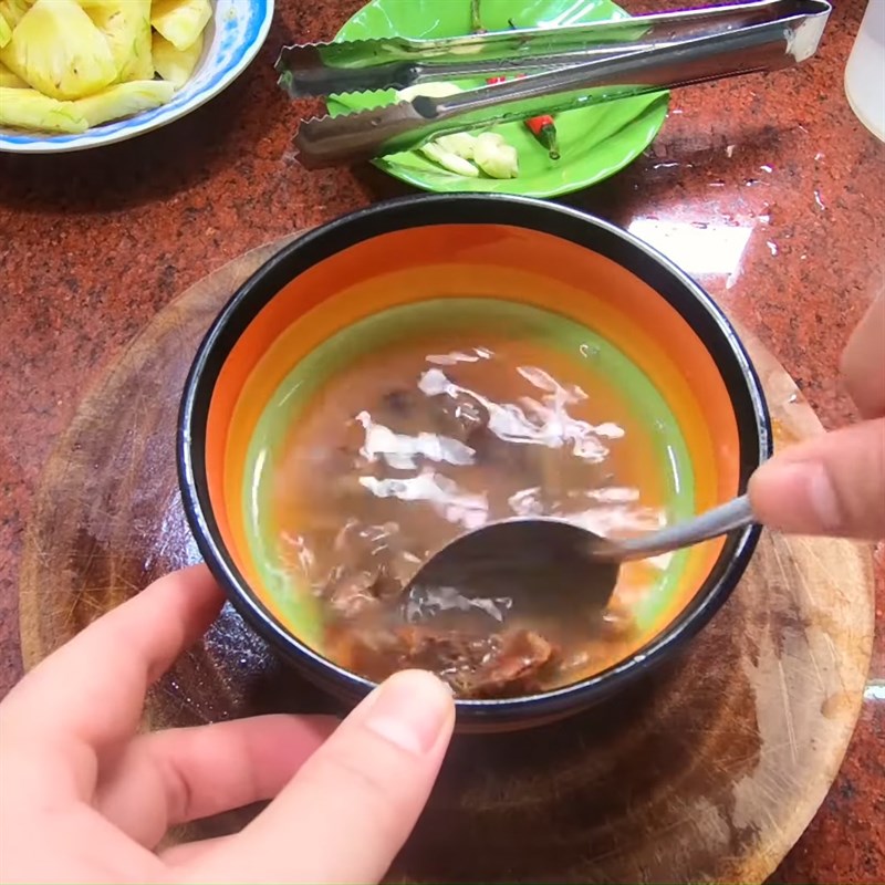 Bước 2 Sơ chế các nguyên liệu khác Canh chua đầu cá hồi với tôm