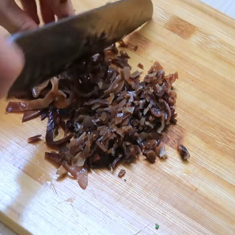 Bước 2 Sơ chế các nguyên liệu khác Thịt chưng trứng muối