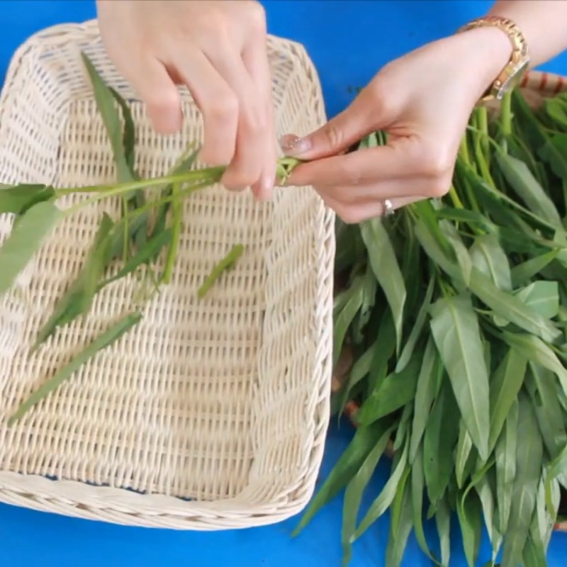 Bước 2 Sơ chế các nguyên liệu khác Mực xào rau muống tôm khô