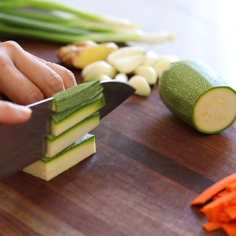 Bước 4 Sơ chế các nguyên liệu khác Mì udon xào hải sản