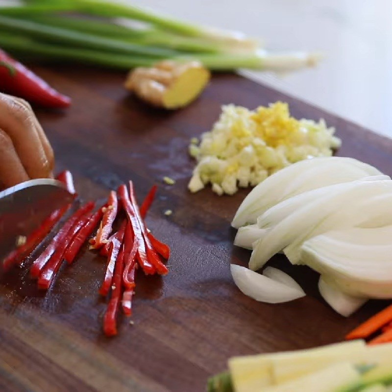 Bước 4 Sơ chế các nguyên liệu khác Mì udon xào hải sản
