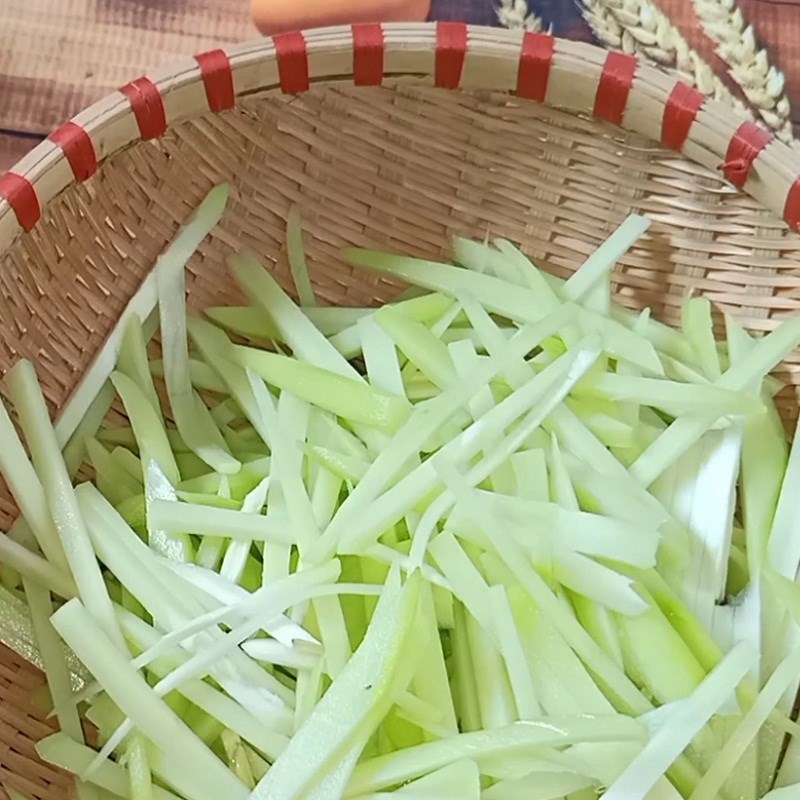 Bước 2 Sơ chế các nguyên liệu khác Su su xào thịt ba rọi