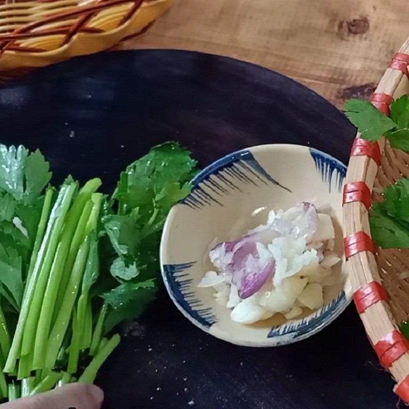 Bước 2 Sơ chế các nguyên liệu khác Su su xào thịt ba rọi