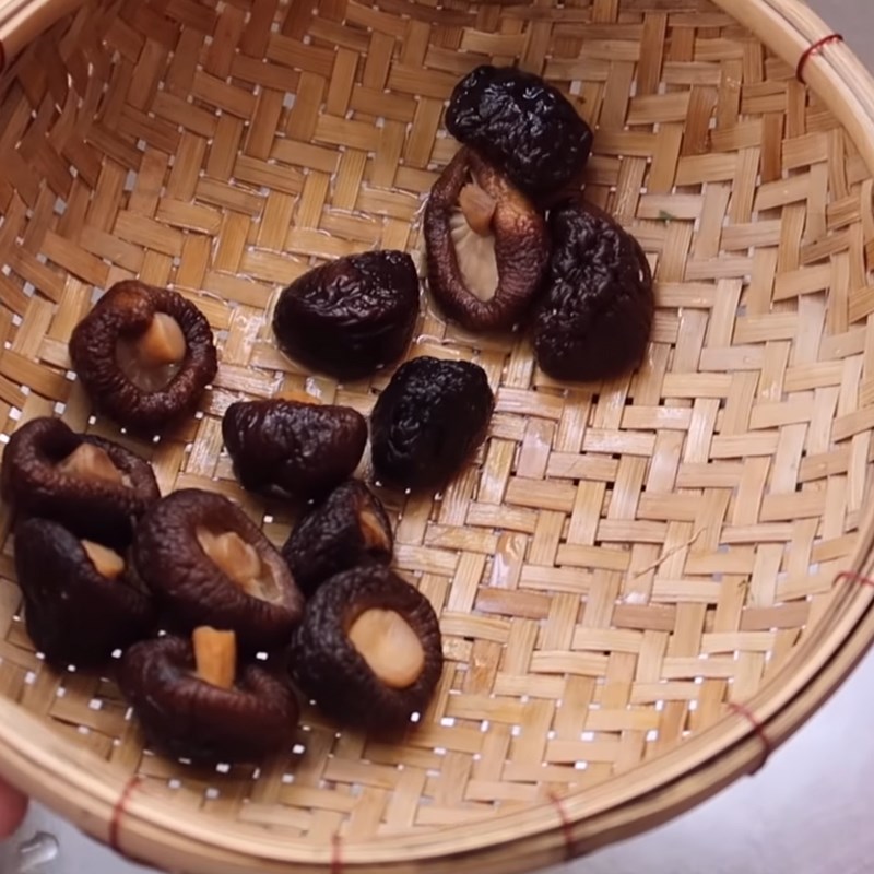 Bước 2 Sơ chế các nguyên liệu khác Chân giò hầm hạt sen