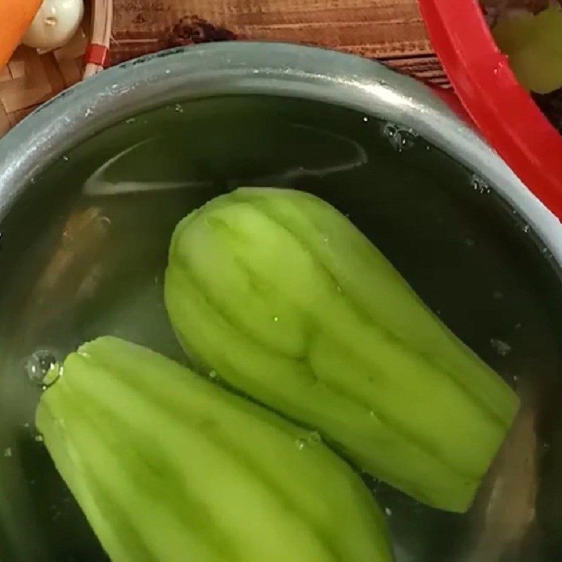 Bước 2 Sơ chế các nguyên liệu khác Su su xào thịt ba rọi