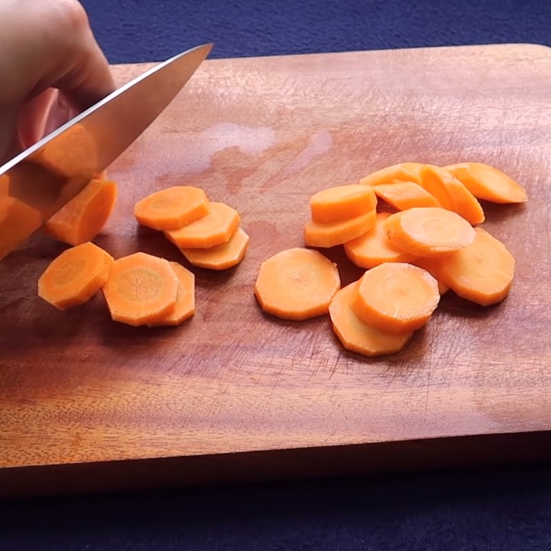 Bước 2 Sơ chế các nguyên liệu khác Chân giò hầm hạt sen