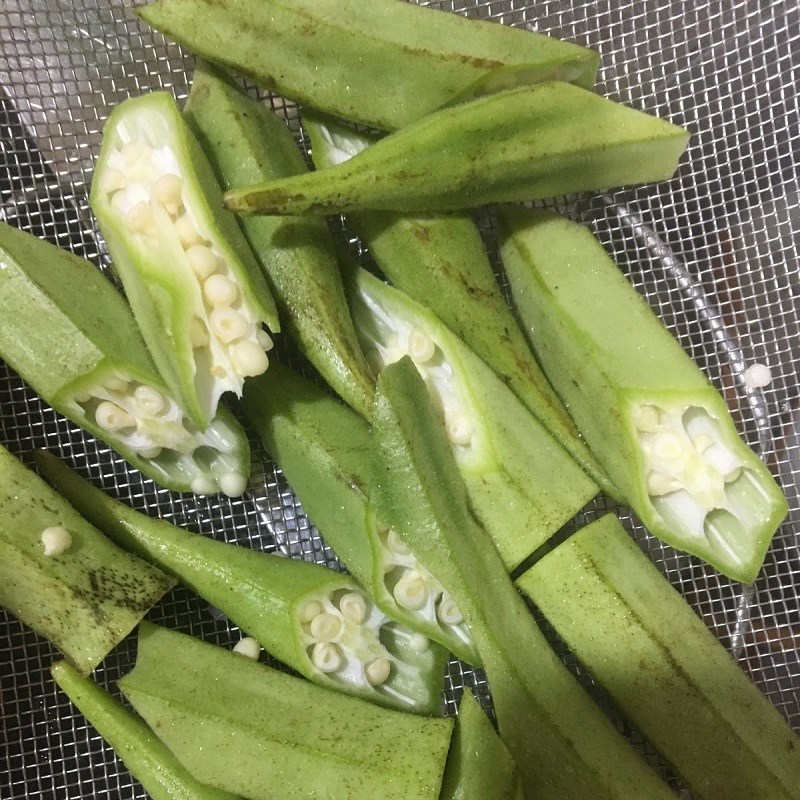 Bước 2 Sơ chế các nguyên liệu khác Canh chua cá bạc má măng chua