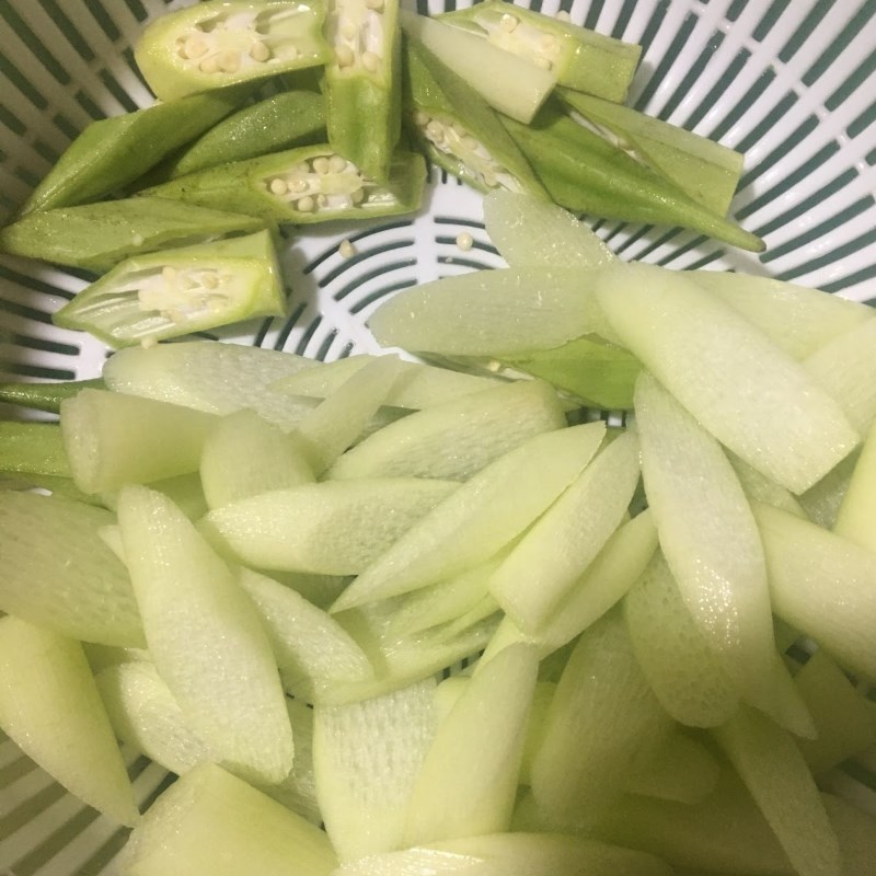 Bước 2 Sơ chế các nguyên liệu khác Cá ngân nấu canh chua