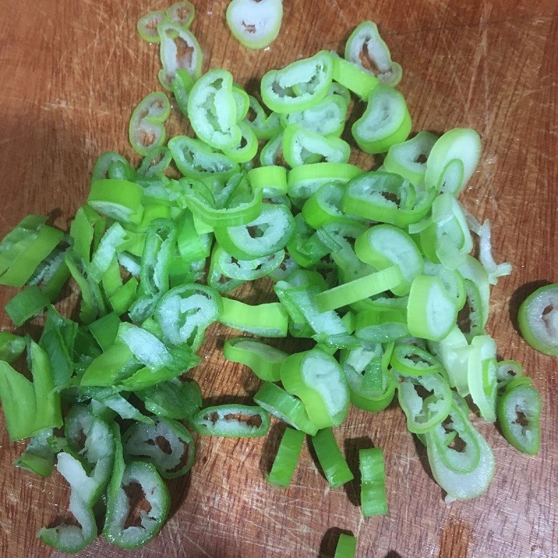 Bước 2 Sơ chế các nguyên liệu khác Canh chua cá bạc má măng chua