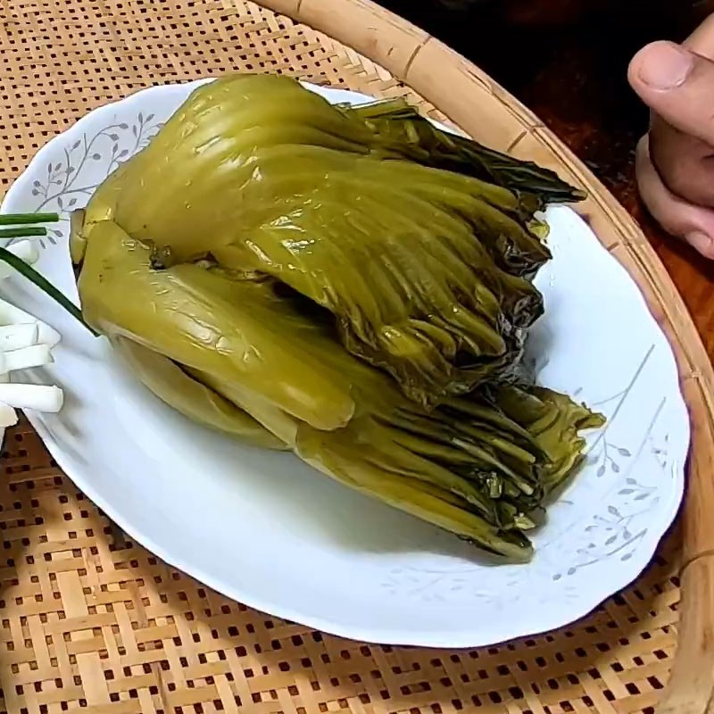 Bước 2 Sơ chế các nguyên liệu khác Cá lóc hấp dưa cải (cải chua)