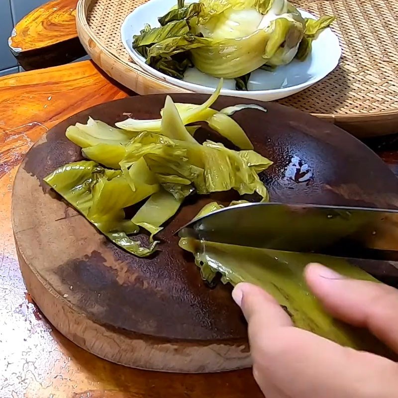 Bước 2 Sơ chế các nguyên liệu khác Cá lóc hấp dưa cải (cải chua)