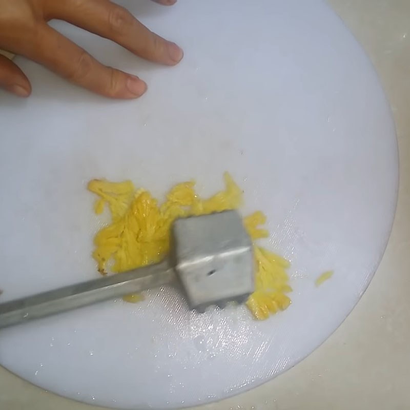 Bước 2 Sơ chế các nguyên liệu khác Lòng gà xào rau cải
