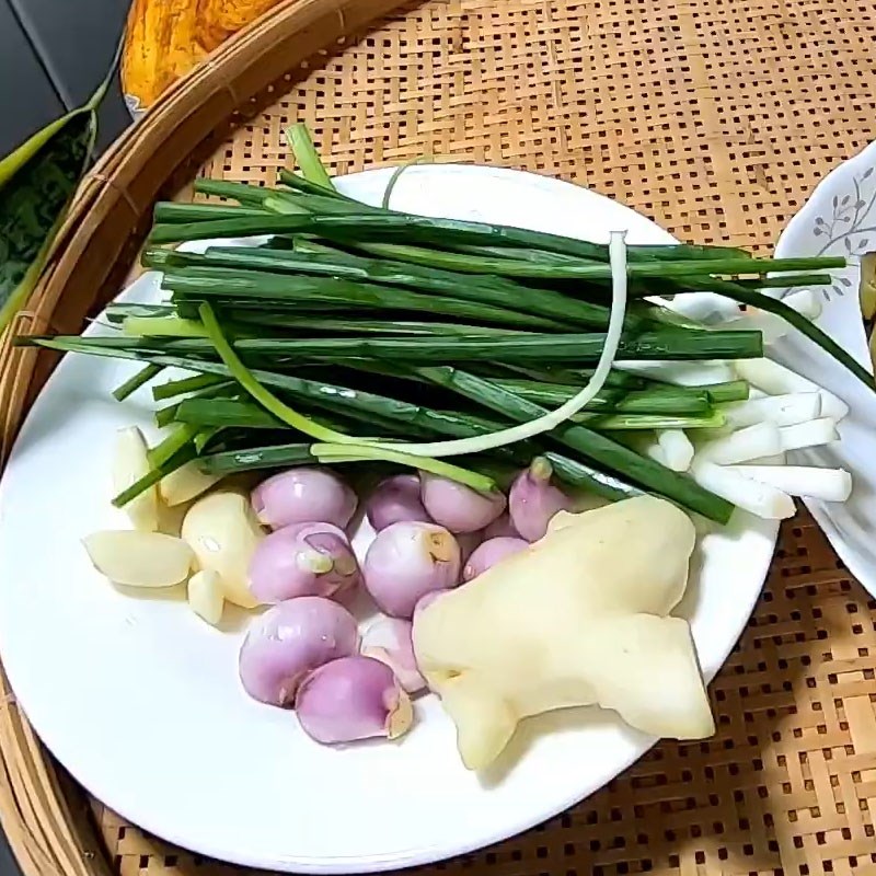 Bước 2 Sơ chế các nguyên liệu khác Cá lóc hấp dưa cải (cải chua)