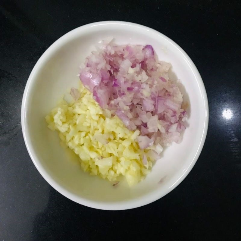 Bước 2 Sơ chế các nguyên liệu khác Ốc tỏi nướng nước mắm (công thức được chia sẻ từ người dùng)