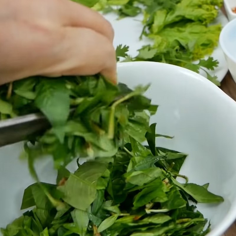 Bước 2 Sơ chế các nguyên liệu khác Gỏi bò rau răm