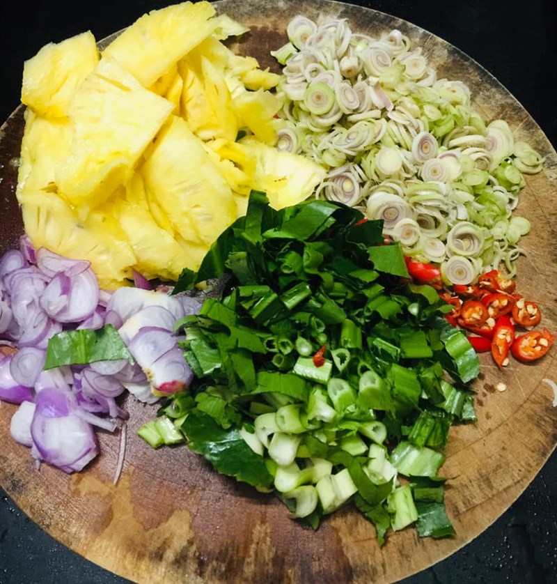 Bước 2 Sơ chế các nguyên liệu khác Bạch tuộc nhúng lá me