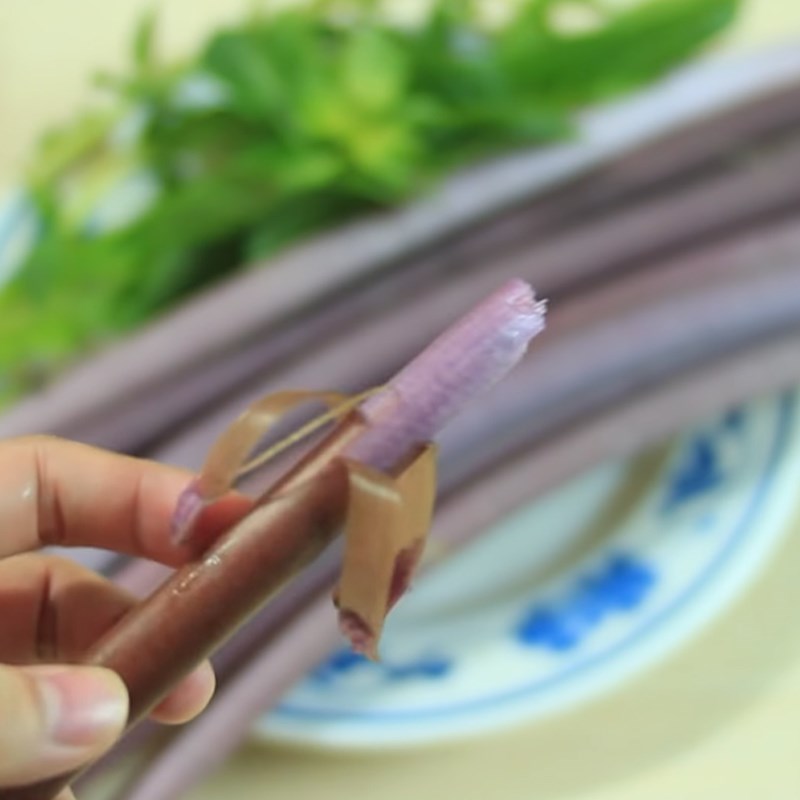 Bước 2 Sơ chế các nguyên liệu khác Canh chua cá rô đồng