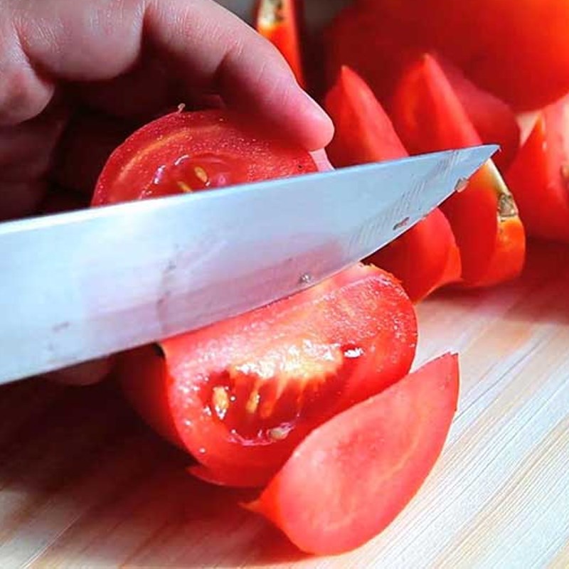 Bước 2 Sơ chế các nguyên liệu khác Canh chua cá rô đồng