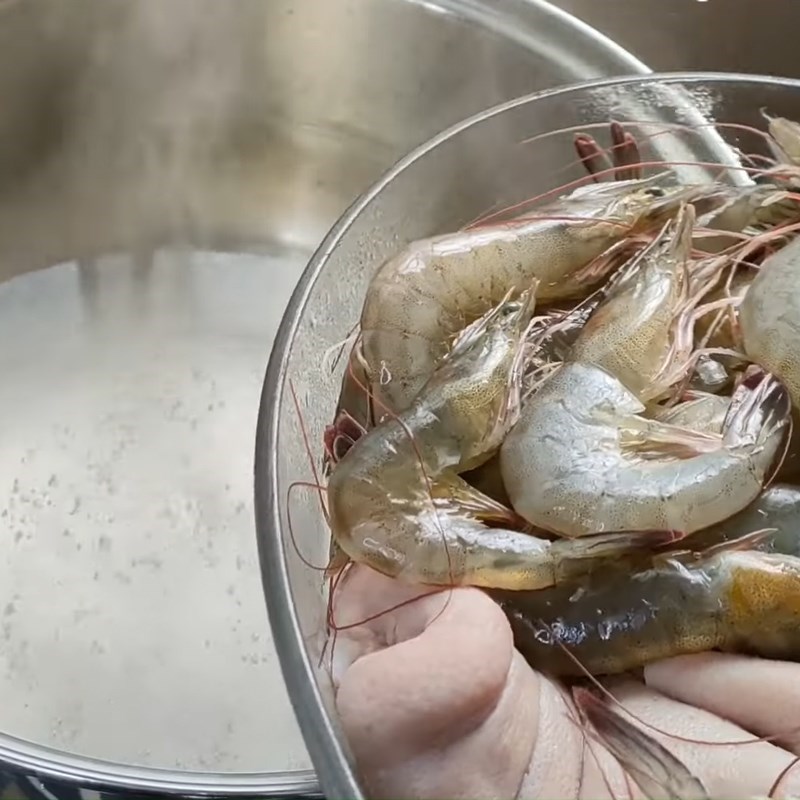 Bước 2 Sơ chế các nguyên liệu khác Gỏi hoa chuối tôm thịt sốt tương ớt