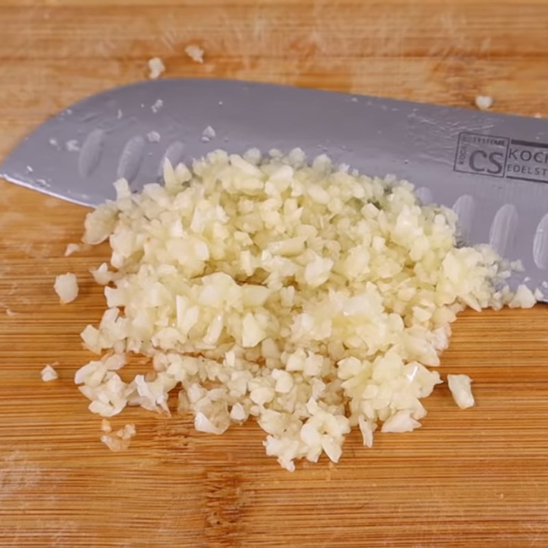 Bước 2 Sơ chế các nguyên liệu khác Canh chua cá rô đồng