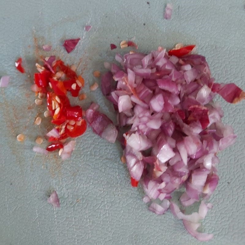 Bước 2 Sơ chế các nguyên liệu khác Canh chua đầu cá hồi (công thức được chia sẻ từ người dùng)