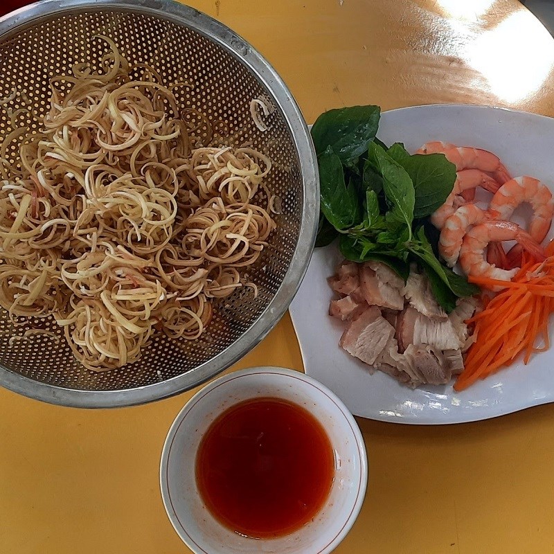 Bước 2 Sơ chế các nguyên liệu khác Gỏi hoa chuối tôm thịt sốt tương ớt