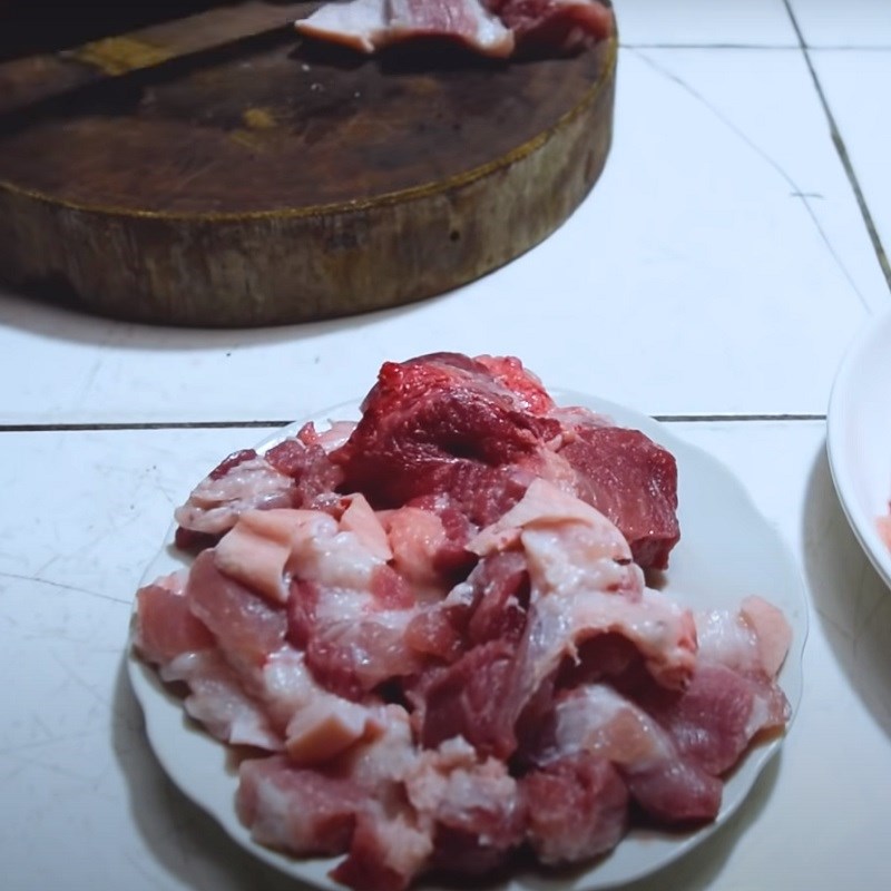 Bước 2 Sơ chế các nguyên liệu khác Trứng cá kho tiêu
