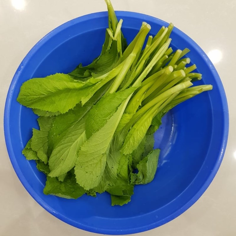 Bước 2 Sơ chế các nguyên liệu khác Canh cải cá rô