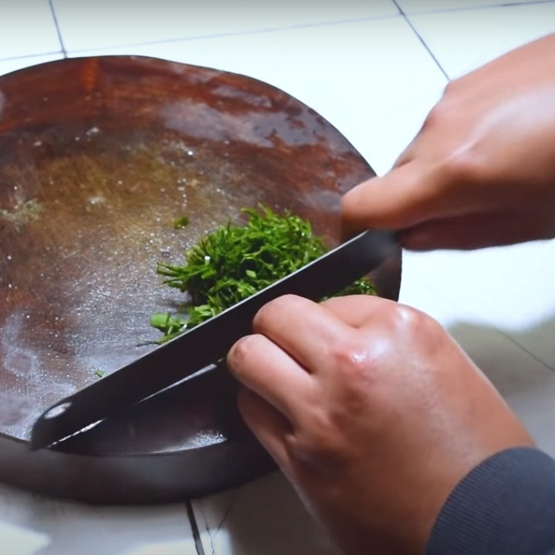 Bước 2 Sơ chế các nguyên liệu khác Trứng cá kho tiêu