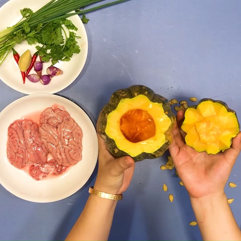 Bước 2 Sơ chế các nguyên liệu khác Óc heo chưng bí đỏ