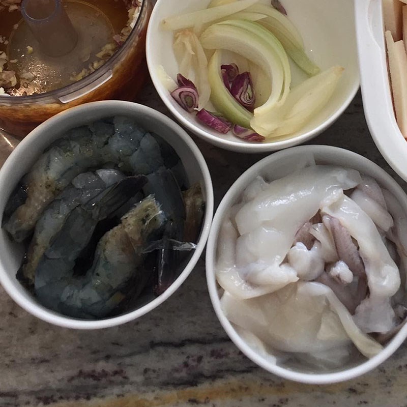 Bước 2 Sơ chế các nguyên liệu khác Mì xào giòn thập cẩm
