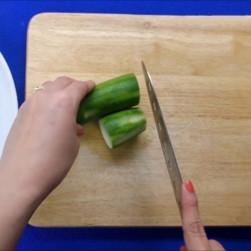 Bước 2 Sơ chế các nguyên liệu khác Tôm hấp mướp