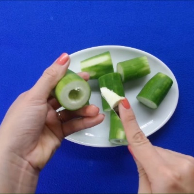 Bước 2 Sơ chế các nguyên liệu khác Tôm hấp mướp