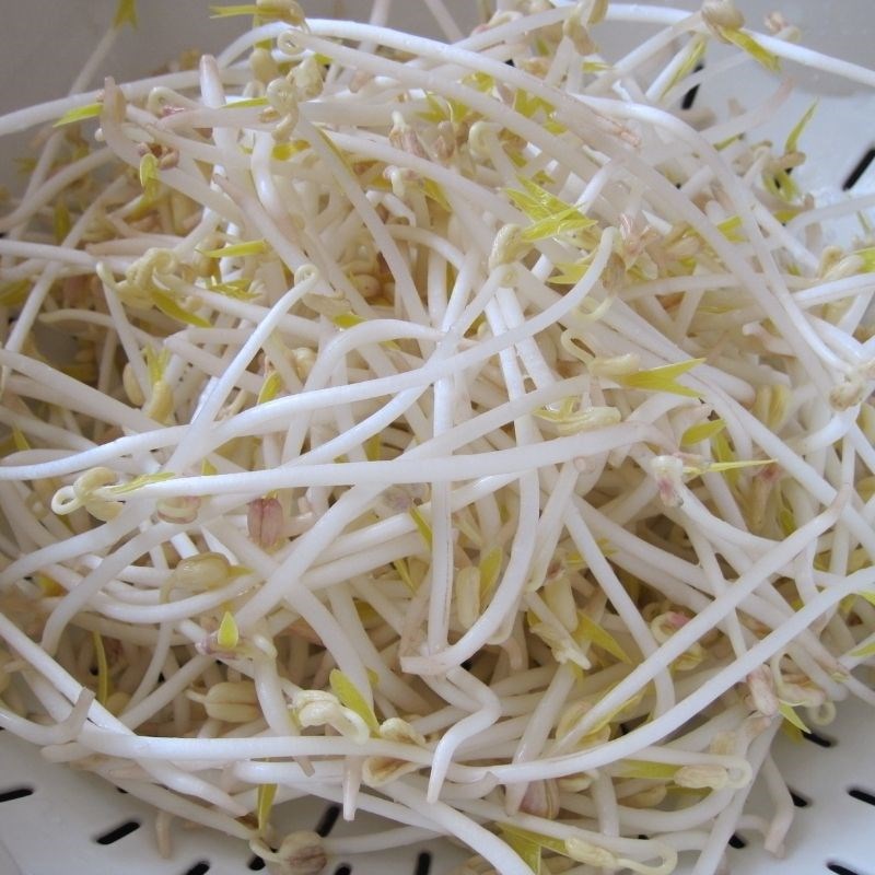 Bước 2 Sơ chế các nguyên liệu khác Canh chua đầu cá hồi (công thức được chia sẻ từ người dùng)