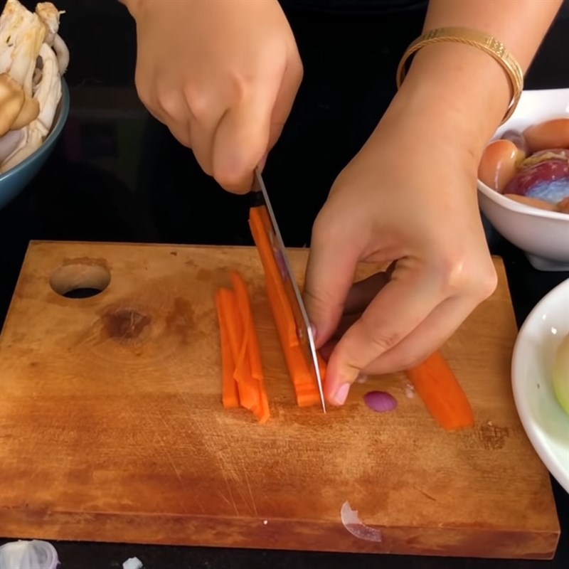Bước 2 Sơ chế các nguyên liệu khác Gỏi chân gà ngó sen