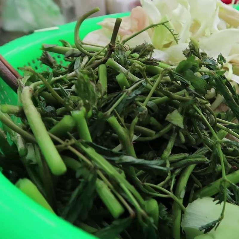 Bước 2 Sơ chế các nguyên liệu khác Canh chua cá linh bông so đũa