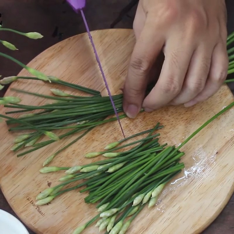 Bước 3 Sơ chế các nguyên liệu khác Bông hẹ xào gan heo