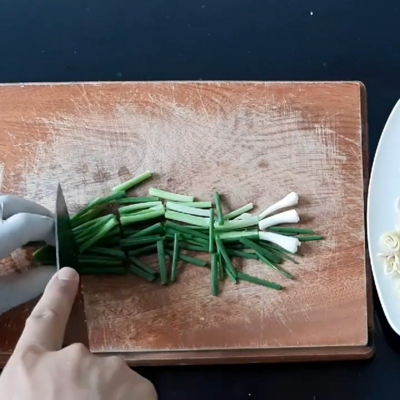 Bước 3 Sơ chế các nguyên liệu khác Sườn dê xào ớt chuông