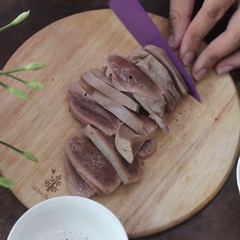 Bước 3 Sơ chế các nguyên liệu khác Bông hẹ xào gan heo