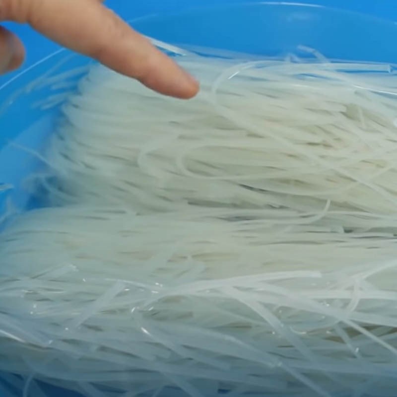 Bước 2 Sơ chế các nguyên liệu khác Phở gà trộn da giòn