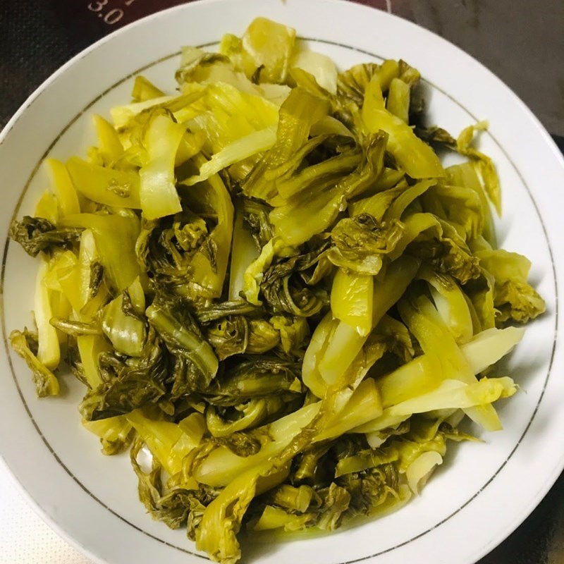 Bước 2 Sơ chế các nguyên liệu khác Canh chua cá mai