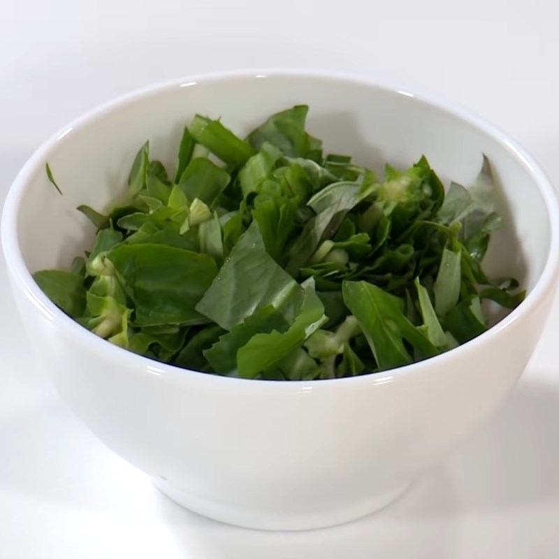 Bước 2 Sơ chế các nguyên liệu khác Canh chua cá mai