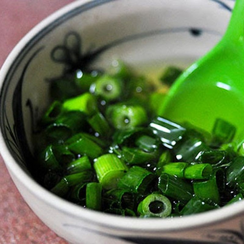 Bước 2 Sơ chế các nguyên liệu khác Hột vịt lộn nướng muối ớt (Công thức chia sẻ bởi người dùng)