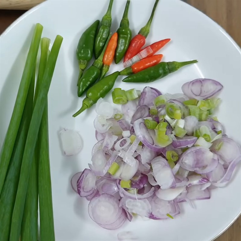 Bước 2 Sơ chế các nguyên liệu khác Thịt kho quẹt