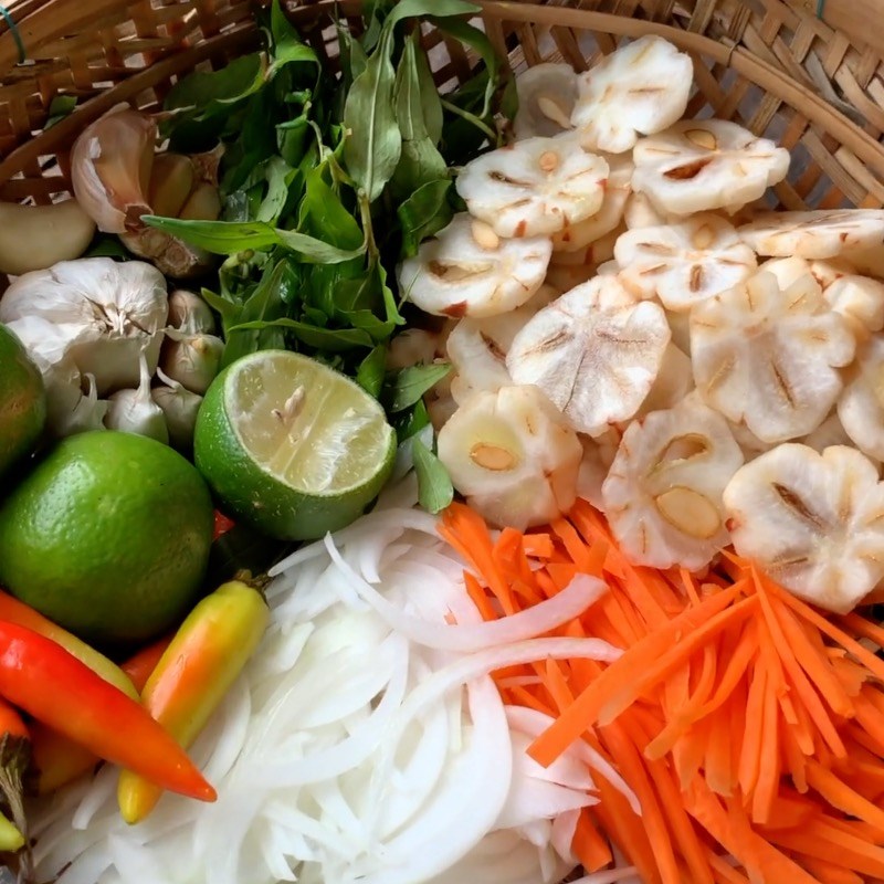 Bước 2 Sơ chế các nguyên liệu khác Gỏi măng cụt non tôm thịt